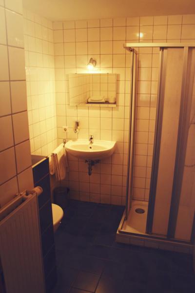 קריילסהיים Hotel Garni Zur Eisenbahn מראה חיצוני תמונה